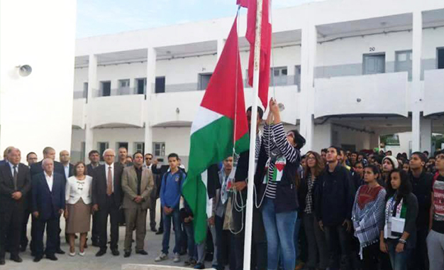 les-drapeaux-palestinien-et-tunisien-hisses-ensemble-dans-les-ecoles